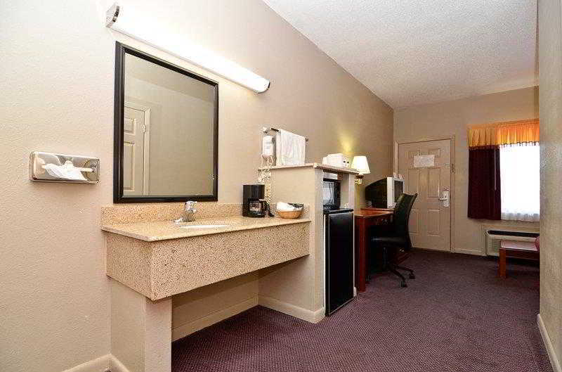 Best Western Delhi Inn Zimmer foto